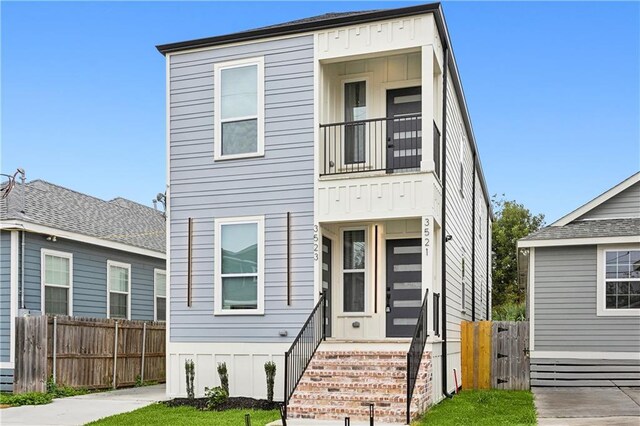 3521 Gibson St, New Orleans, LA 70122 - view of front facade featuring a balcony and fence