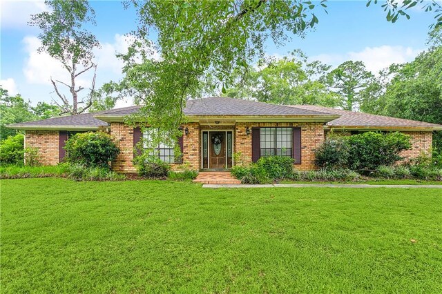 single story home featuring a front lawn