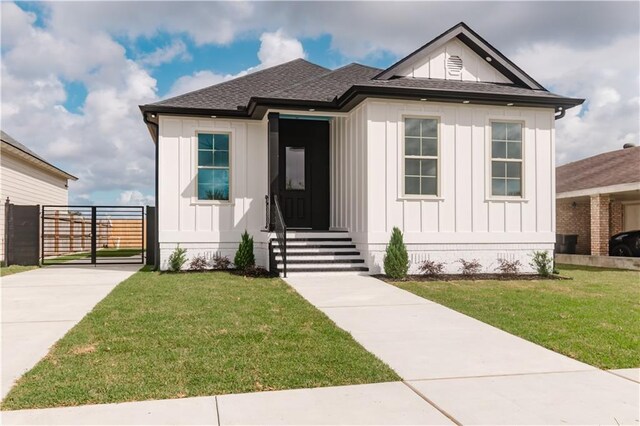 view of front facade with a front yard