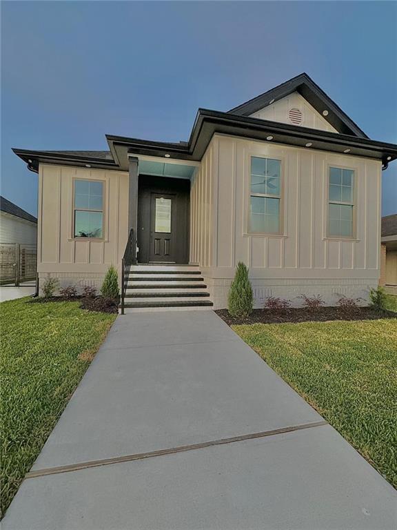 view of front facade with a front yard