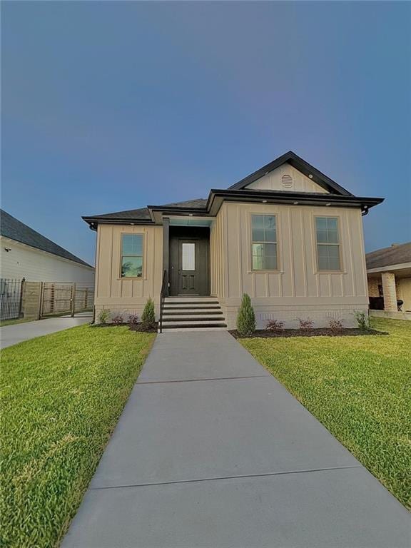 view of front of home featuring a front lawn