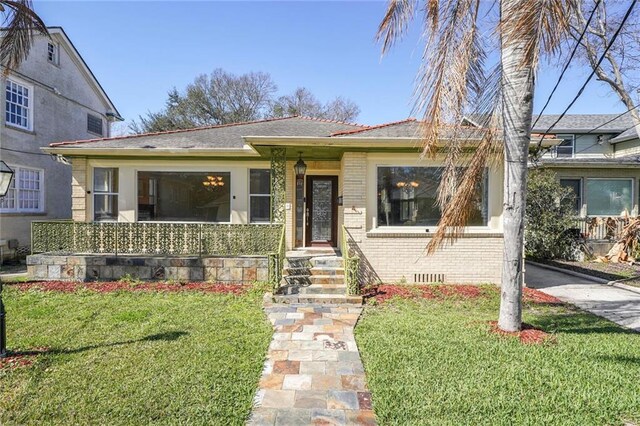 view of front of house featuring a front lawn