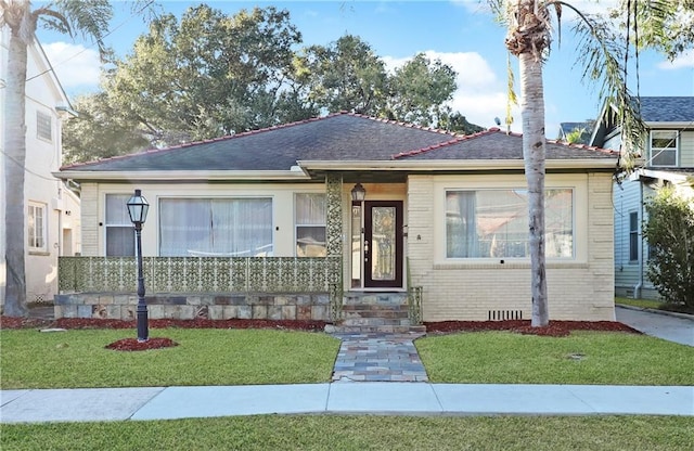 view of front of property featuring a front yard