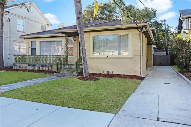 view of front facade featuring a front yard