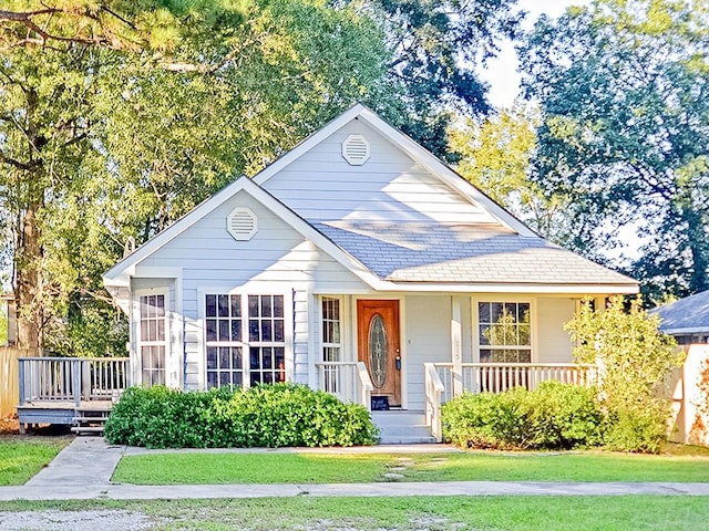 view of front facade with a front yard and covered porch