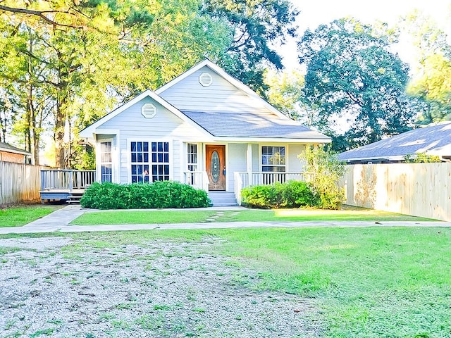 view of front of house featuring a front lawn