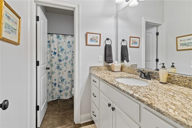 bathroom featuring a shower with shower curtain and vanity