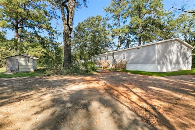 view of yard featuring a storage unit