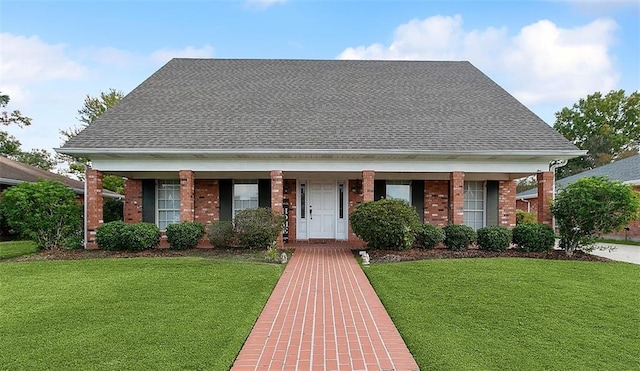 view of front of property featuring a front lawn and a porch