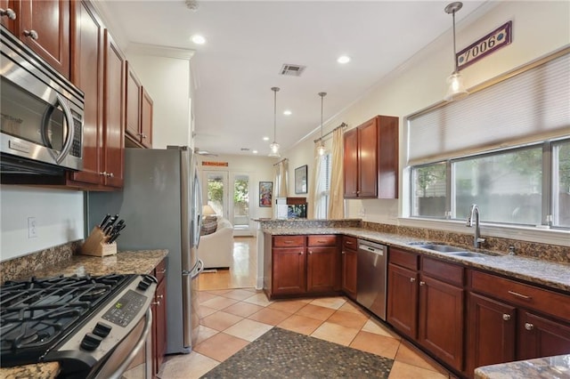 kitchen with stainless steel appliances, plenty of natural light, sink, and pendant lighting