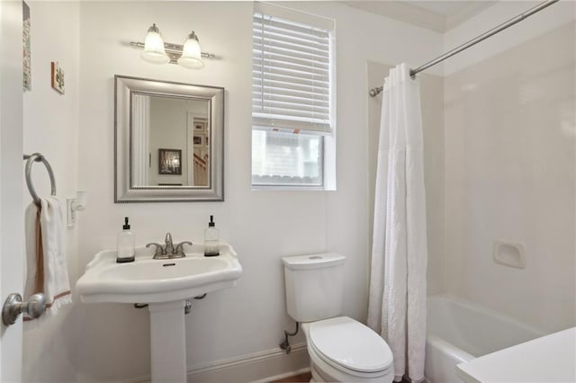 bathroom featuring toilet and shower / tub combo