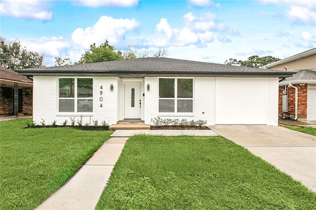 single story home featuring a front yard