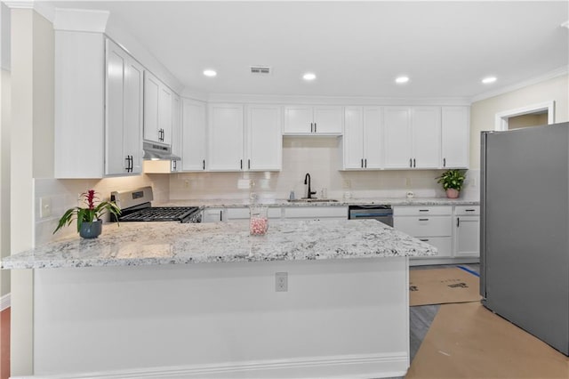 kitchen with stainless steel appliances, kitchen peninsula, sink, white cabinetry, and light hardwood / wood-style flooring