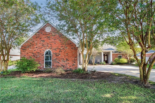 view of front facade with a front lawn