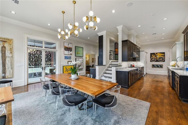 dining space featuring sink, a notable chandelier, dark hardwood / wood-style flooring, and crown molding