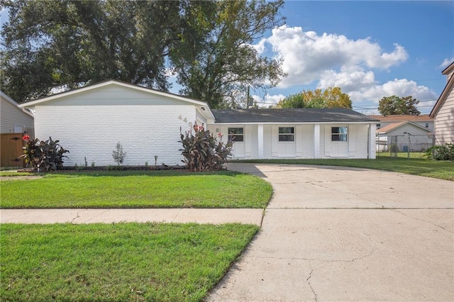 single story home featuring a front lawn