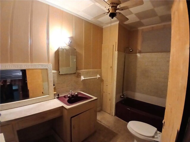 full bathroom featuring bathing tub / shower combination, ceiling fan, ornamental molding, toilet, and vanity