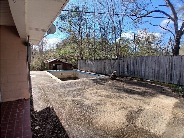 view of yard with an empty pool and a patio area