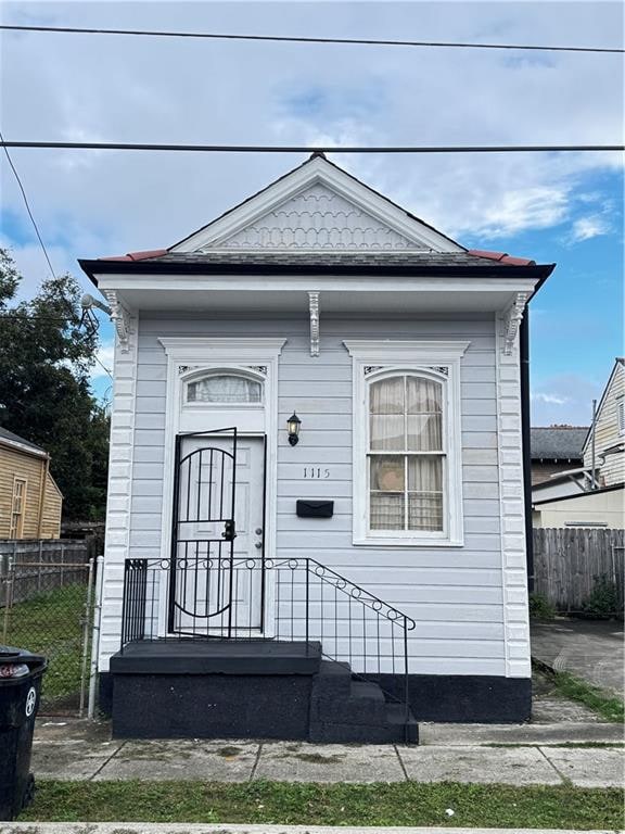 view of front facade