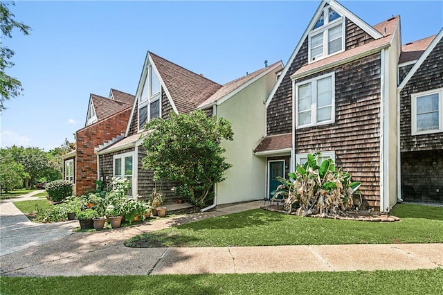 view of front of property with a front lawn