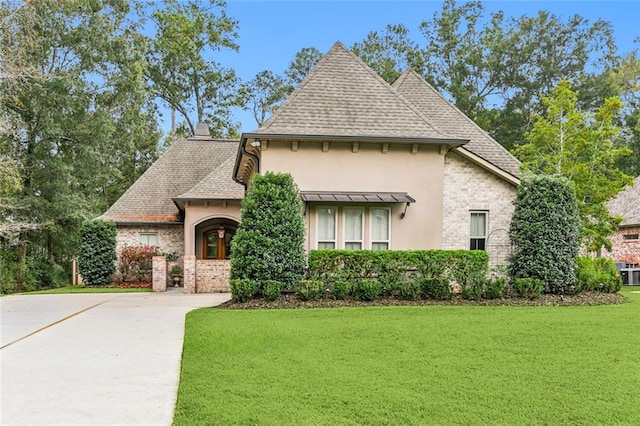 view of front of house with a front yard