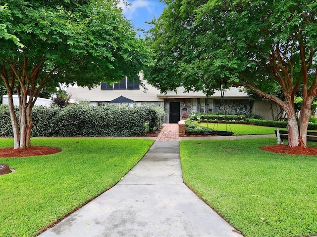 view of front of property featuring a front lawn