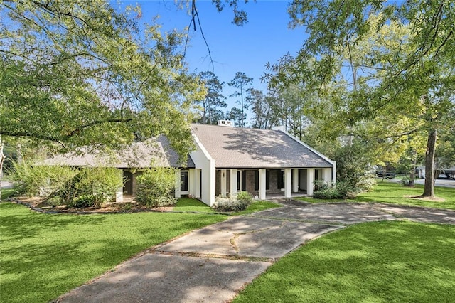 ranch-style house with a front yard