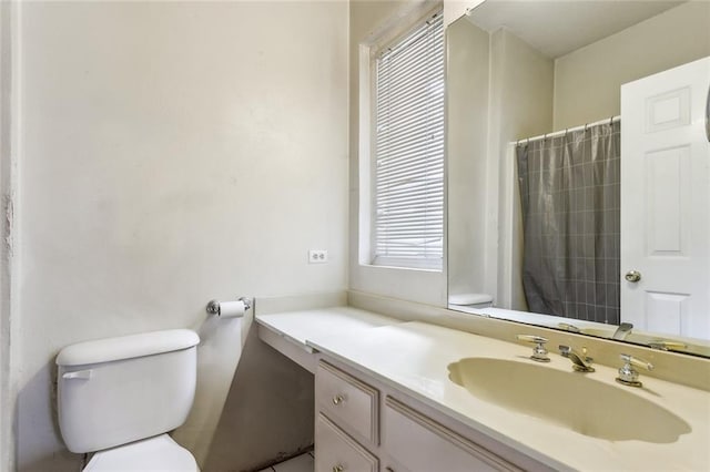 bathroom with toilet, a shower with curtain, and vanity