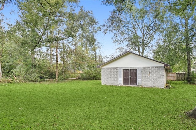 view of yard with a storage unit