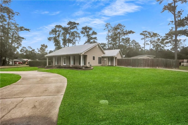 view of front of property featuring covered porch and a front yard