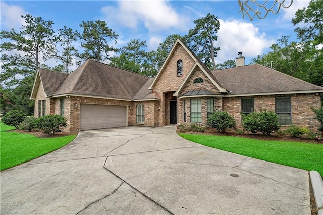 view of front facade featuring a front lawn and a garage