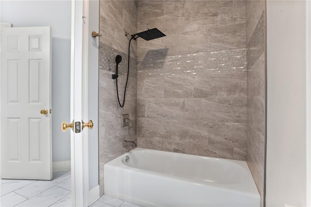 bathroom with tiled shower / bath combo