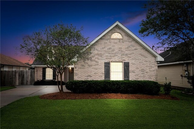 view of front of house featuring a lawn