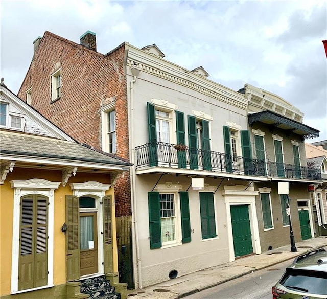 view of front facade with a balcony