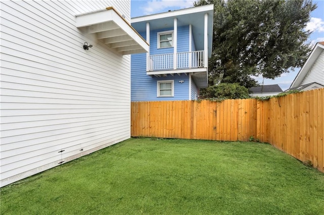 view of yard with a balcony