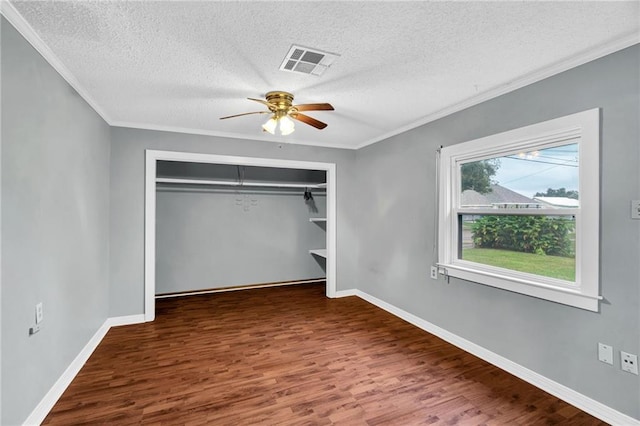 unfurnished bedroom featuring hardwood / wood-style floors, ceiling fan, a textured ceiling, and a closet