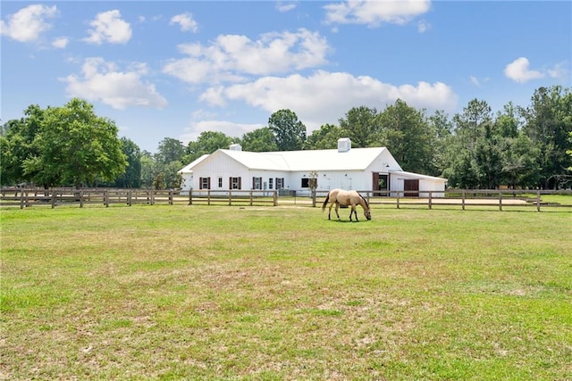 view of yard featuring a rural view