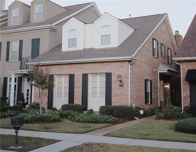 view of front of property featuring a front yard