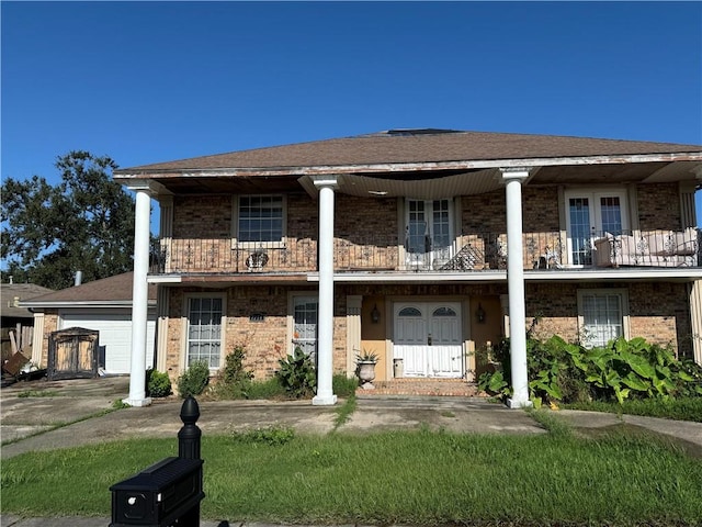 view of front facade featuring a balcony