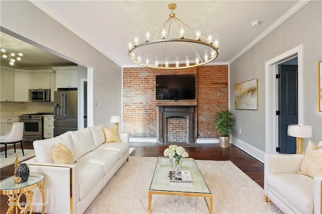 living area featuring dark wood-style flooring, an inviting chandelier, a fireplace, baseboards, and ornamental molding
