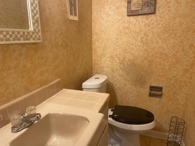 bathroom featuring toilet and sink