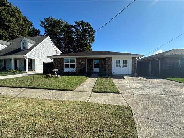 view of front facade with a front yard