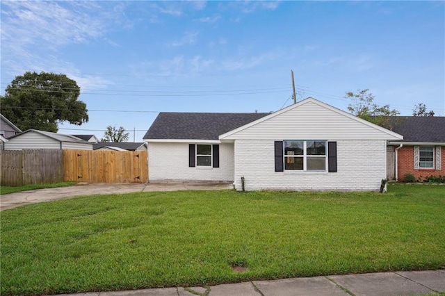 view of front of house featuring a front lawn