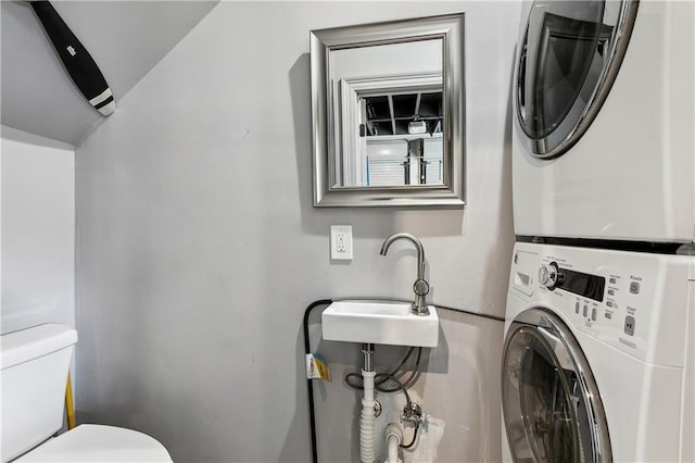 washroom featuring sink and stacked washer and clothes dryer