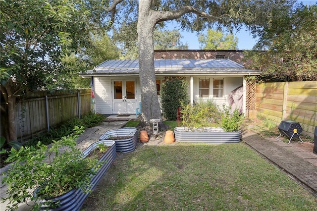 back of house featuring a lawn