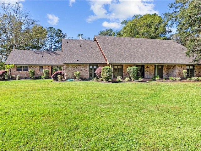 view of front facade with a front yard