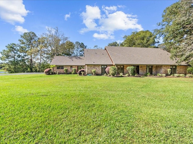 single story home with a front lawn