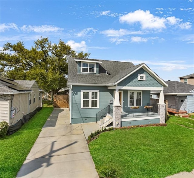 view of front of property featuring a porch and a front lawn