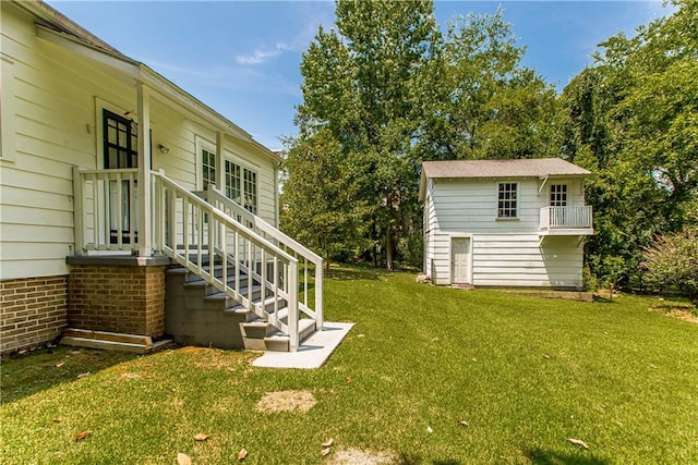 view of yard with a balcony