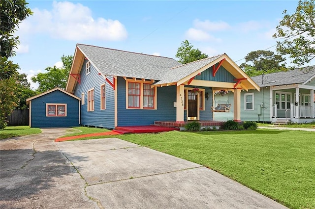 view of front facade with covered porch and a front lawn